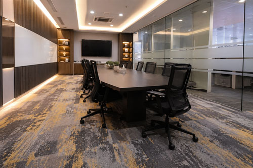 Ruang meeting kantor modern dengan karpet custom hand tufted desain elegan di Jakarta