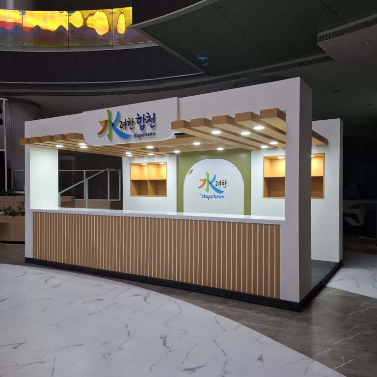 Booth display custom modern untuk exhibition Jakarta