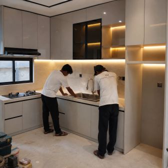 Tim Ruang Warna Interior Jakarta Timur melakukan instalasi sink dan finishing kitchen set custom dengan desain minimalis modern di dapur rumah